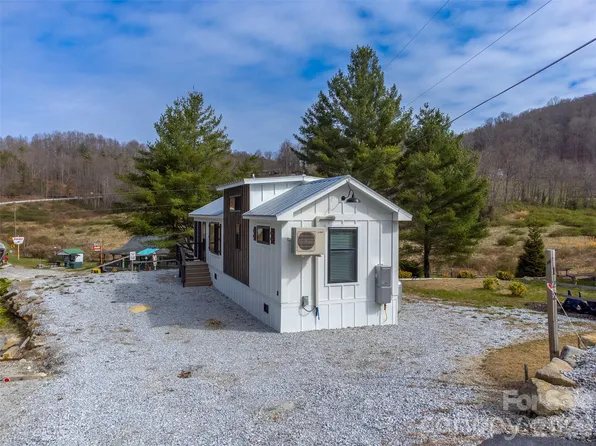 122 Mountain Breeze Rdg, Scaly Mountain, NC 28775