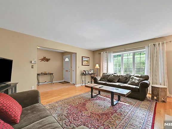 4th image of 34 Eastbrook Dr