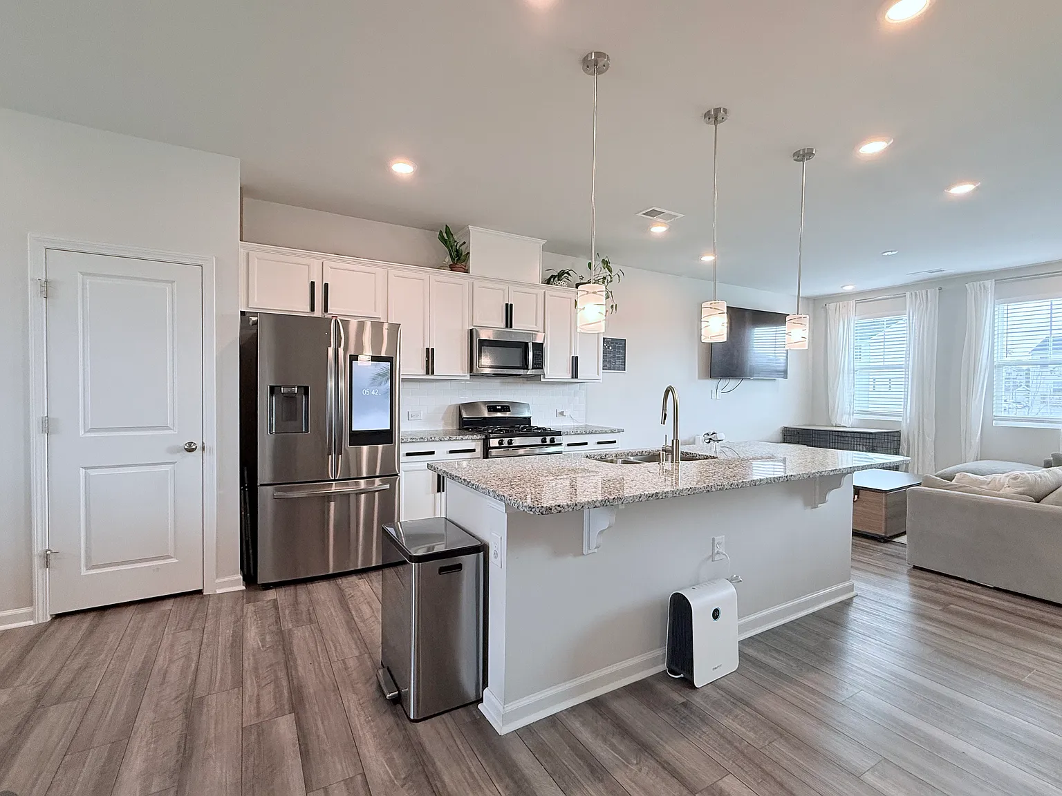 3 bed, 1967 sqft, $3,000 — Photo 1