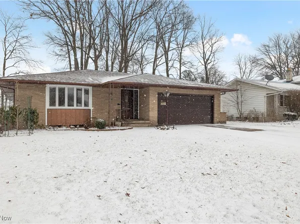 992 E Decker Dr, Seven Hills, OH 44131