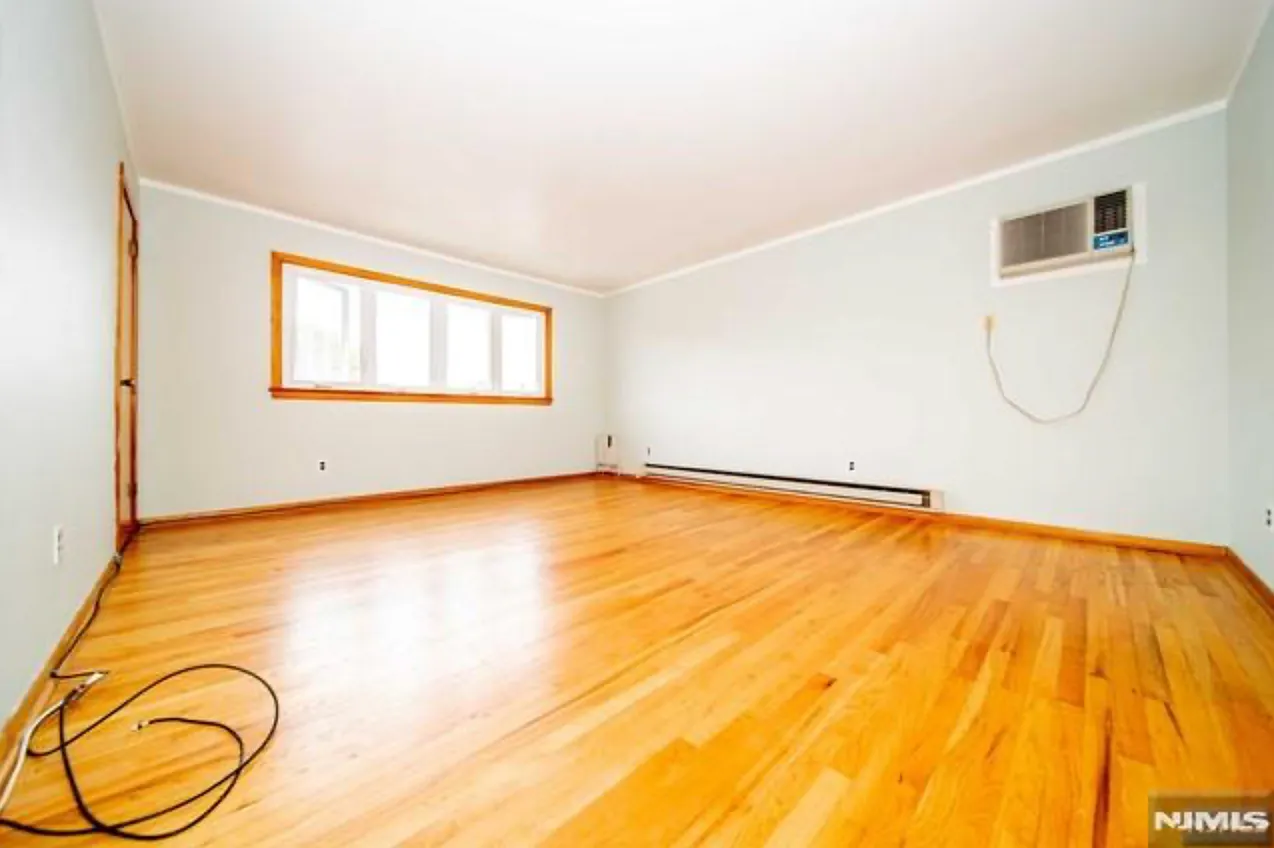 3 bed, $3,000 — Photo 2