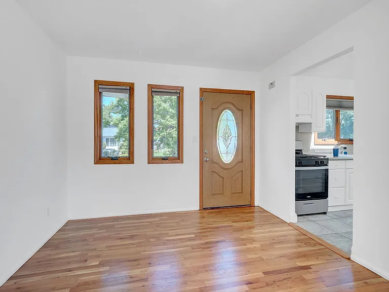 19 Edi Ave — Photo 4