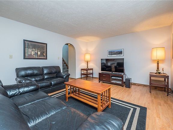 4th image of 410 Redwood Ct