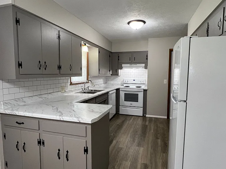 2430 S Kickapoo Ave — Photo 4