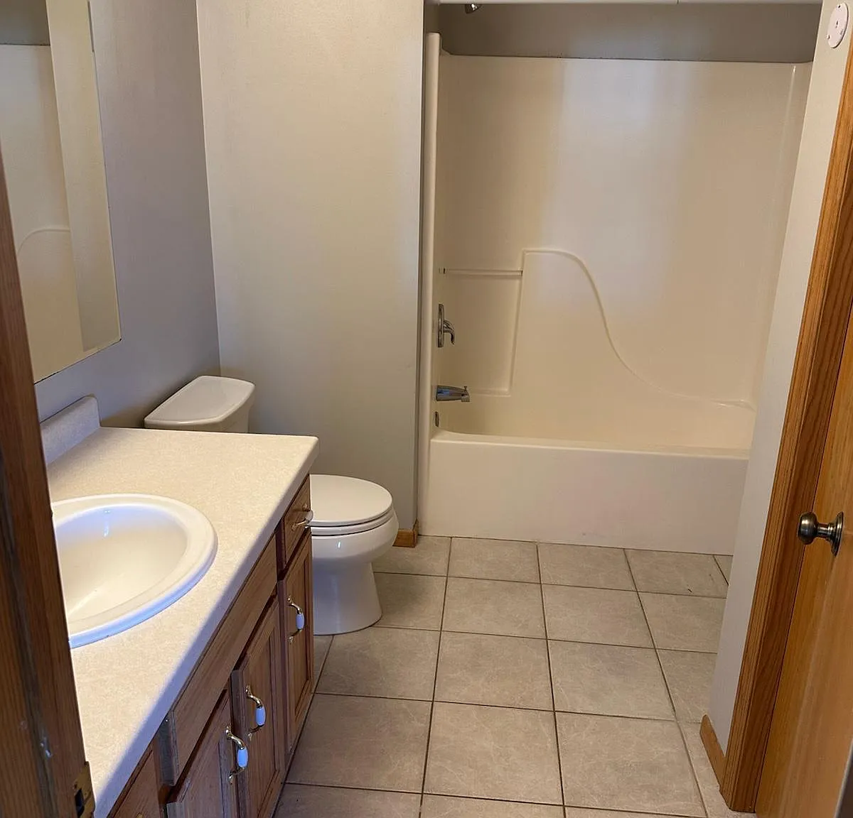 4 bed, 2300 sqft, $2,550 — Photo 2