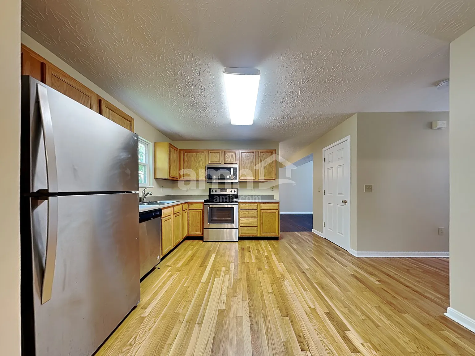 3 bed, 2.5 bath, 2078 sqft, $2,320 — Photo 3