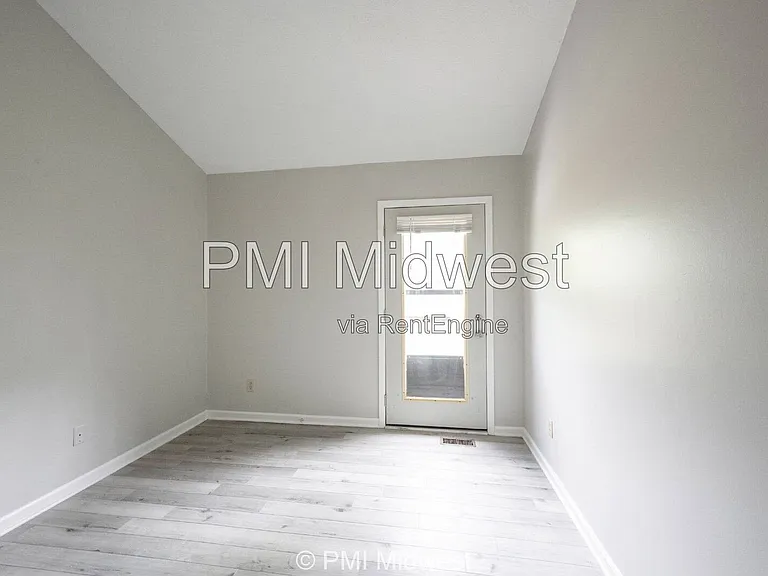100 E King St — Photo 13