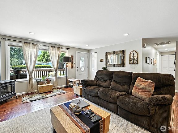 3rd image of 7212 188th Avenue E