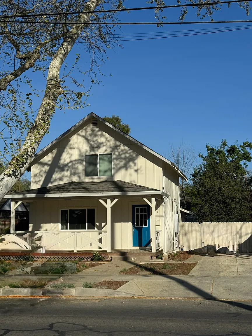 111 College St photo 1