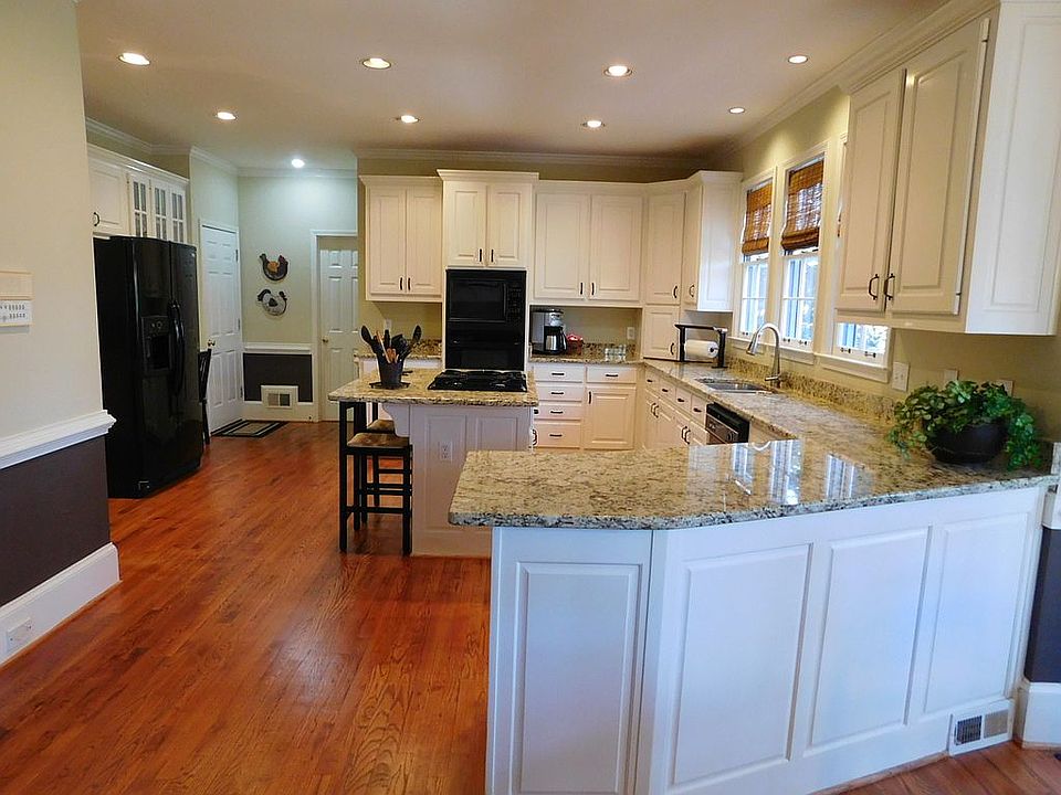 2nd image of 3881 Glenhurst Dr SE