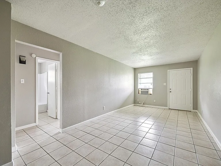 5107 Clover St — Photo 3