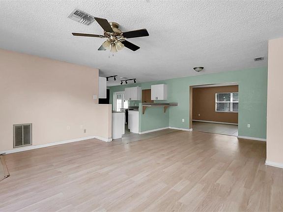 5th image of 6708 Medlar Dr