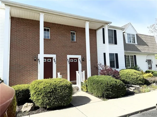 695 Sattle Dr, Youngstown, NY 14174