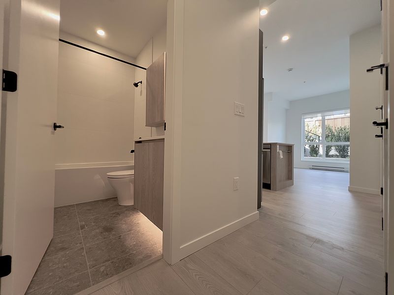 Surrey Apartment for rent - 2 Bedrooms — photo 4