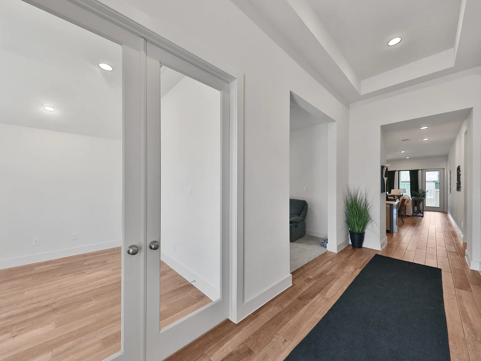 3 bed, 2127 sqft, $2,400 — Photo 2