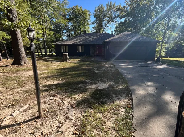 305 Woodlake Dr, Carterville, IL 62918