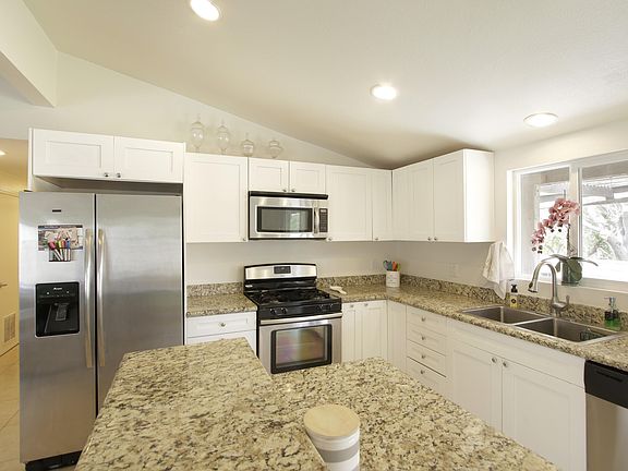 3rd image of 77872 Sunnybrook Dr