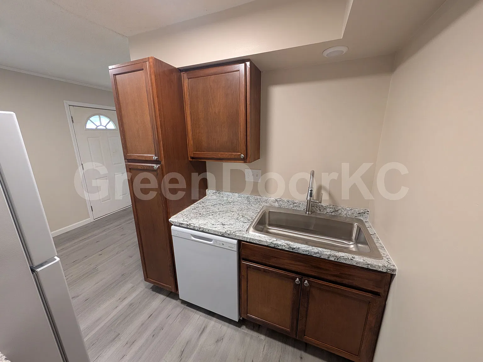 413 Holiday Dr — Photo 2
