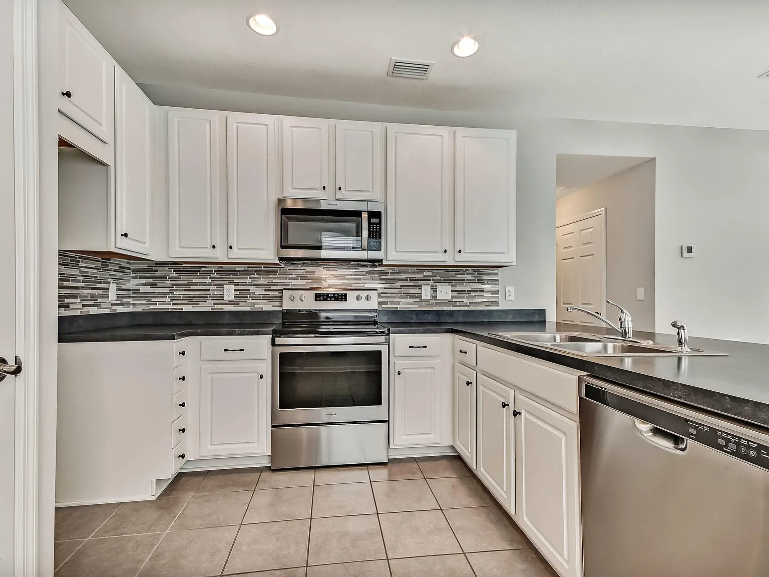 3 bed, 1289 sqft, $2,450 — Photo 4