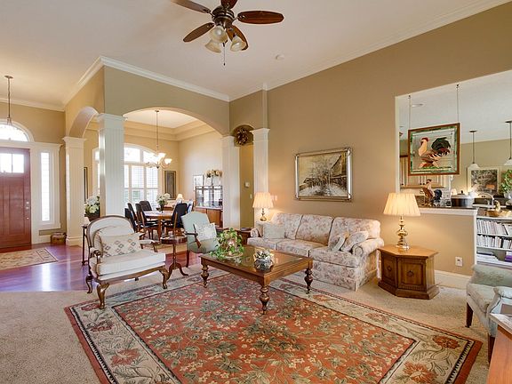 4th image of 38 Marilyn Ln