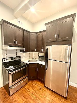 3rd image of 270 W 139th St #3