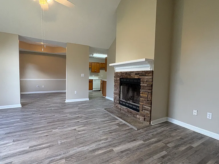 1404 Douglas St — Photo 3