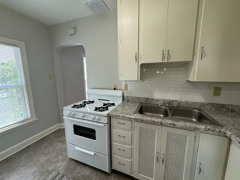 1746 B Ave NE — Photo 6