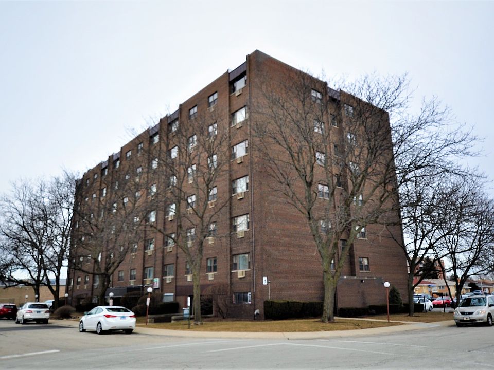 1st image of 4600 N Cumberland Ave Unit 210