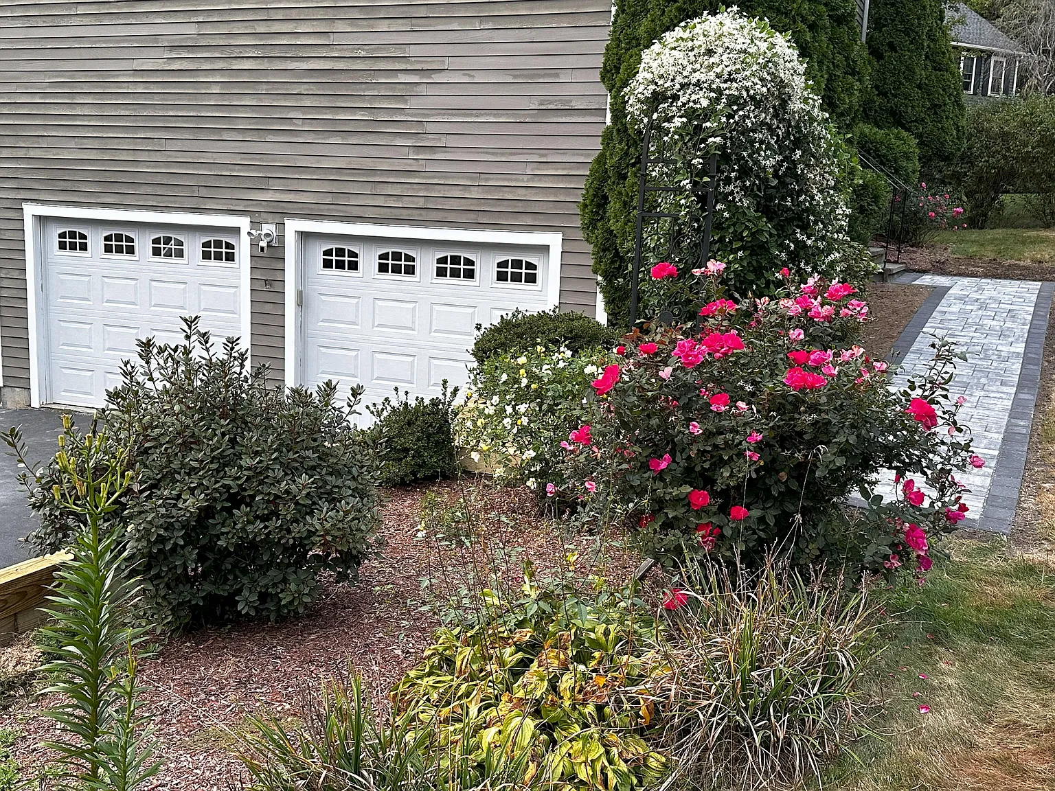 4 bed, 2.5 bath, 2250 sqft, $3,800 — Photo 3