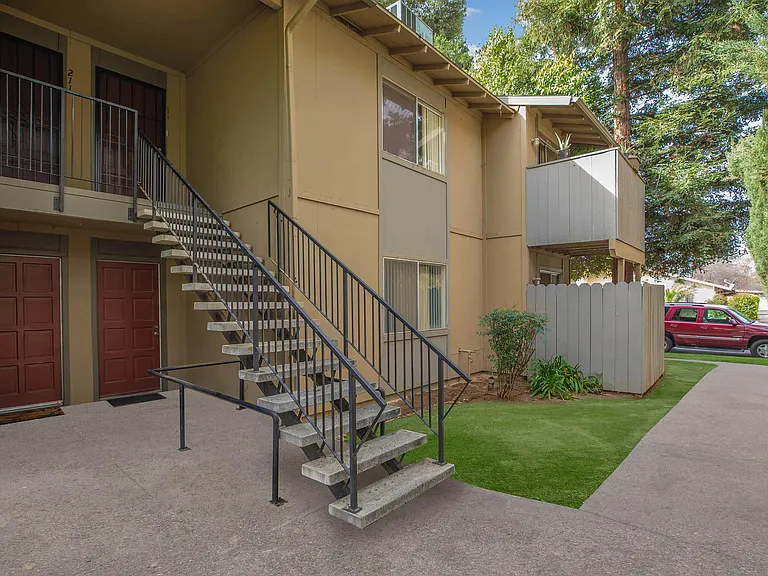Lindsay Apartments — Photo 7