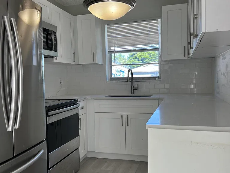 2222 NE 3rd Ave — Photo 8