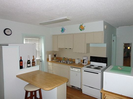2nd image of 5075 N Beach Rd #B4