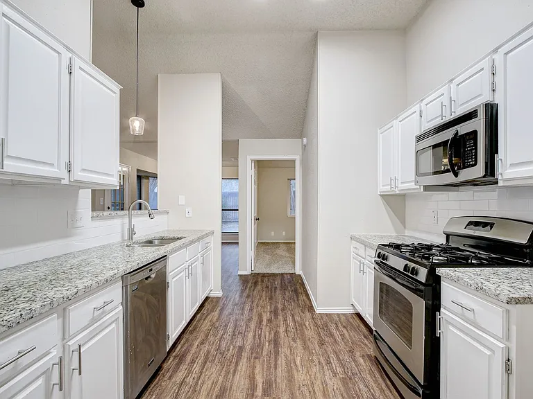 11823 Adriana Maria — Photo 16