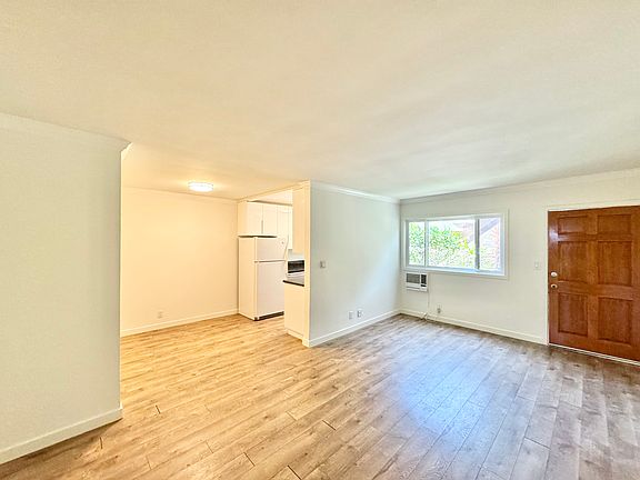 5th image of 14041 Moorpark St APT 2