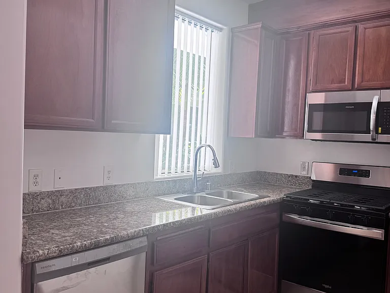 Aqua Vista Apartments — Photo 9