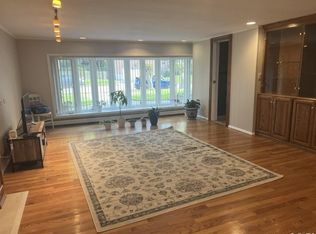 30 Michael Rd, Syosset, NY 11791