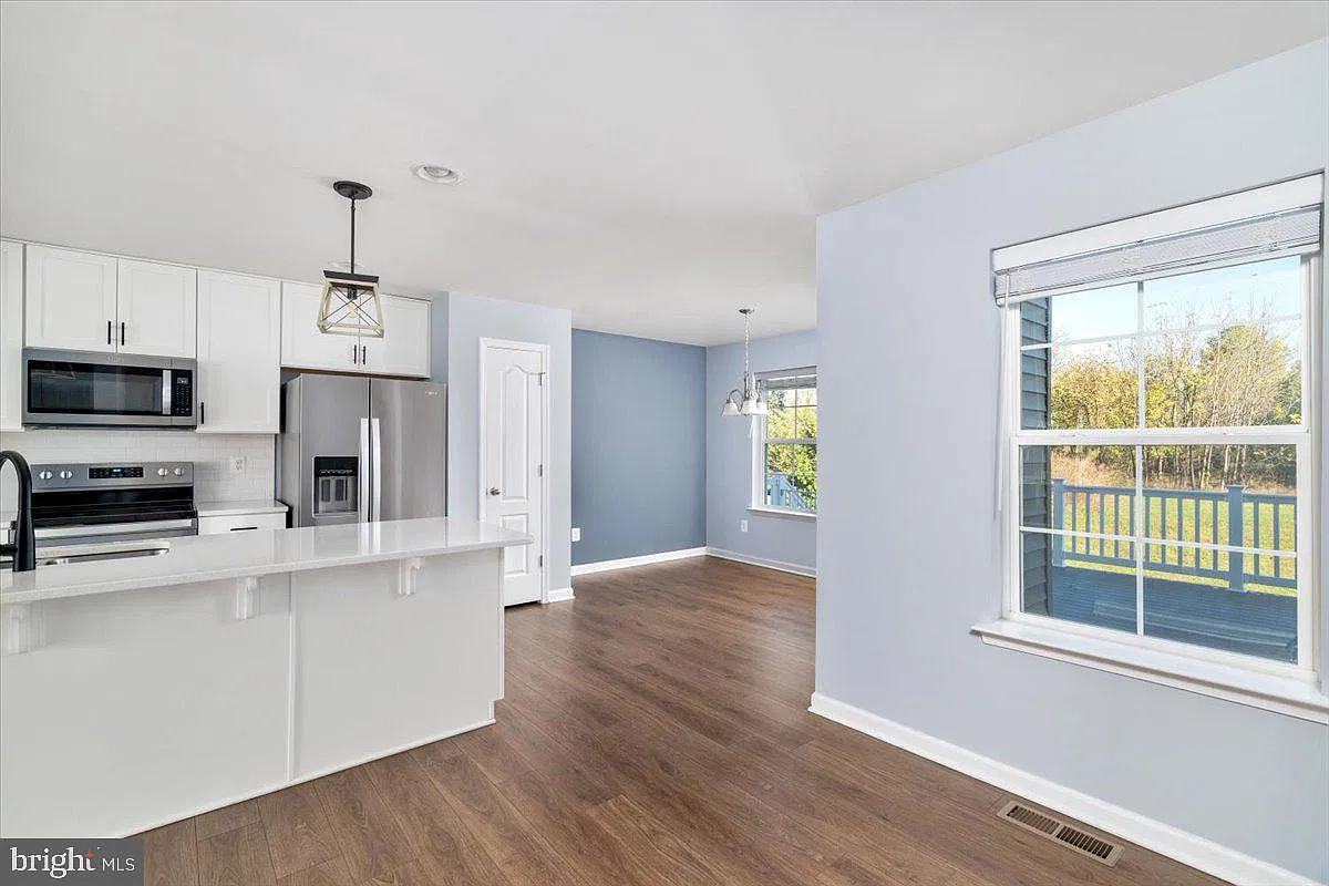 3 bed, 3.5 bath, 1934 sqft, $2,250 — Photo 4
