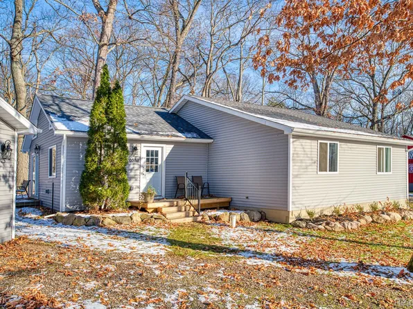 6533 Woodland Rd, Whitmore Lake, MI 48189