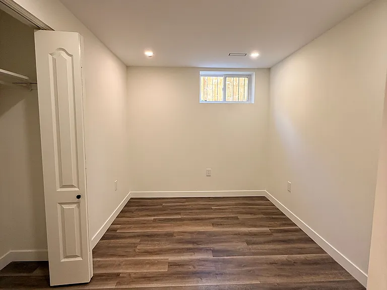 31 Brenlyn Ct #LOWER — Photo 13