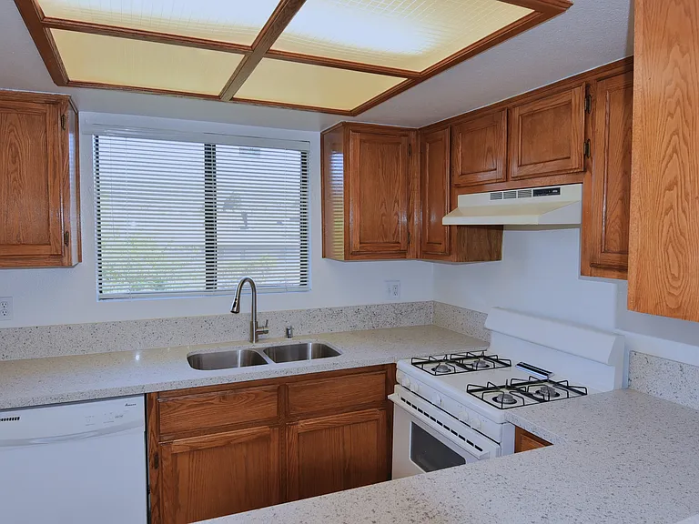 136 S Everett St #202 — Photo 4
