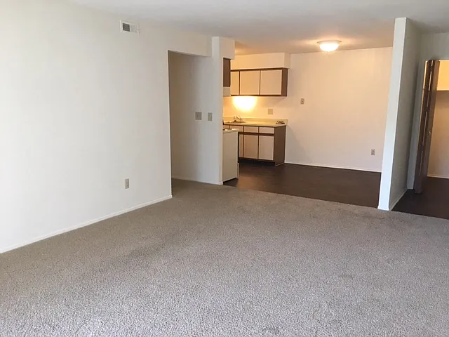 Lakeside Village Apartments — Photo 167
