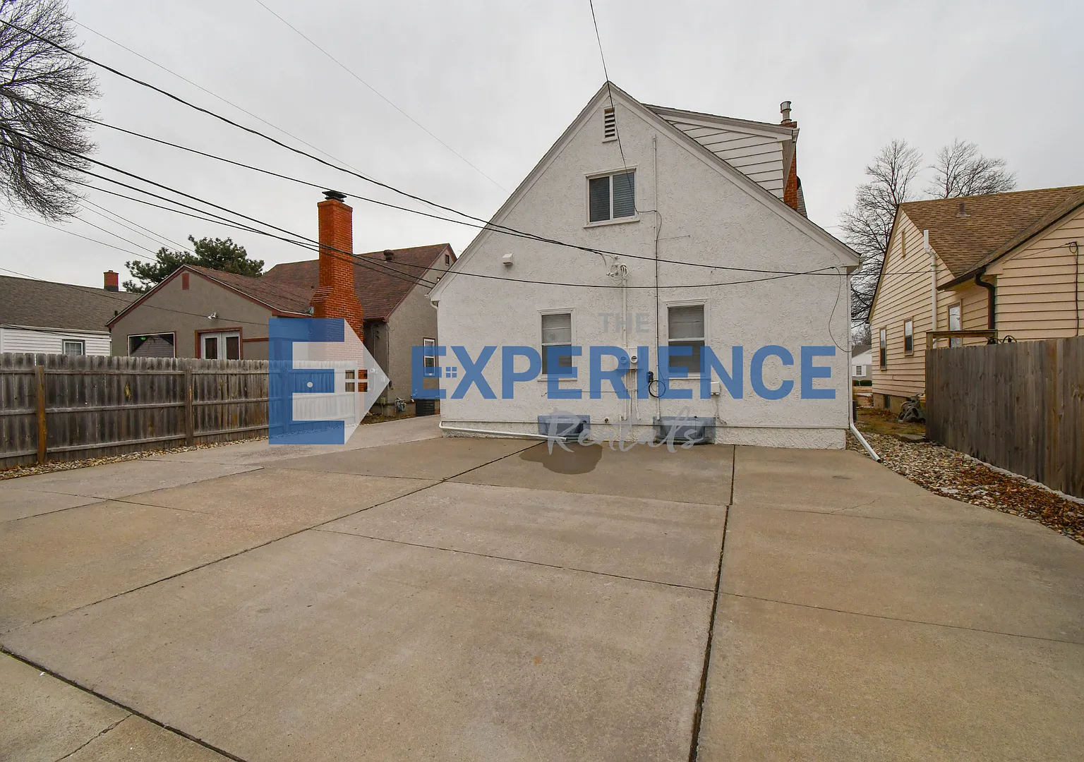 Stylish Furnished Duplex with Modern Finishes and Garage! Short-Term Available! — Photo 3