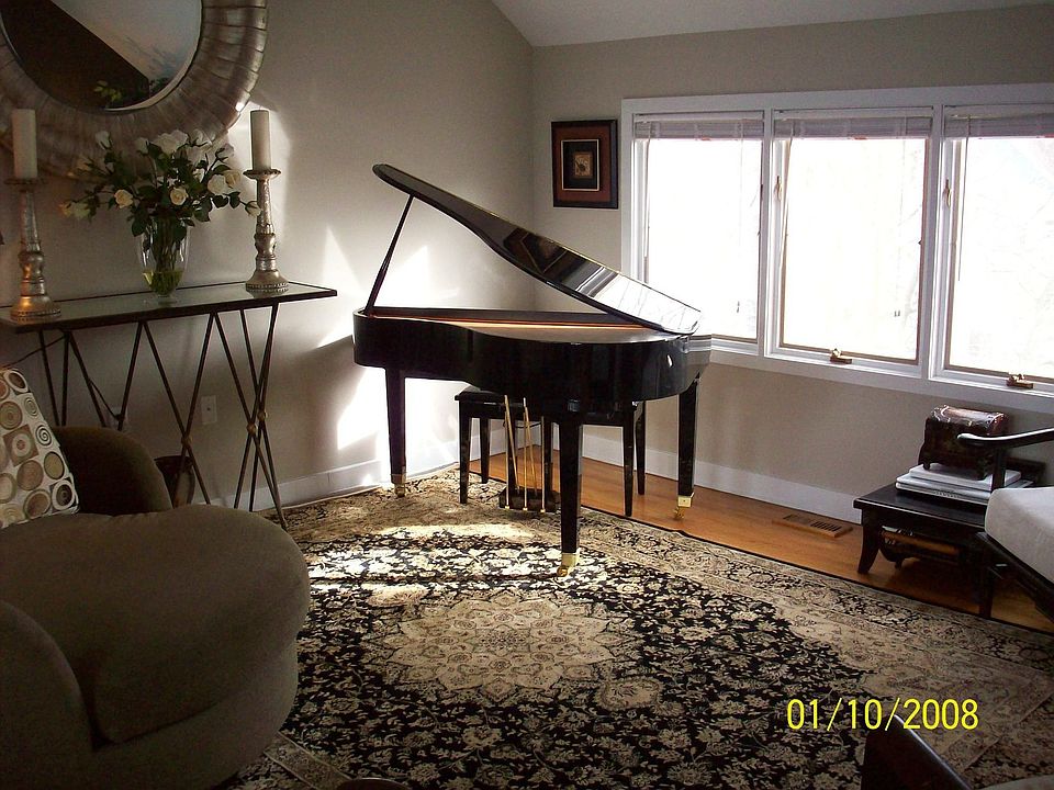 Livingroom with hardwood floors
