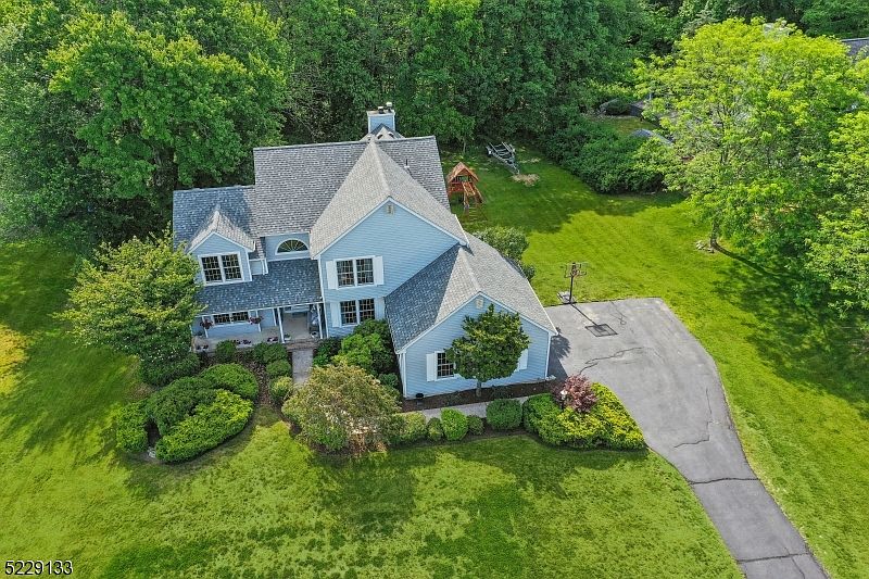 1st image of 32 Fieldstone Dr