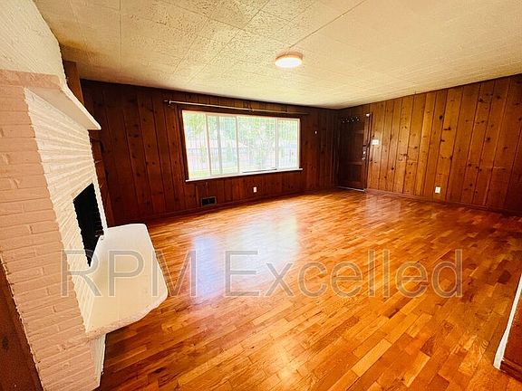 4th image of 902 8th St NE