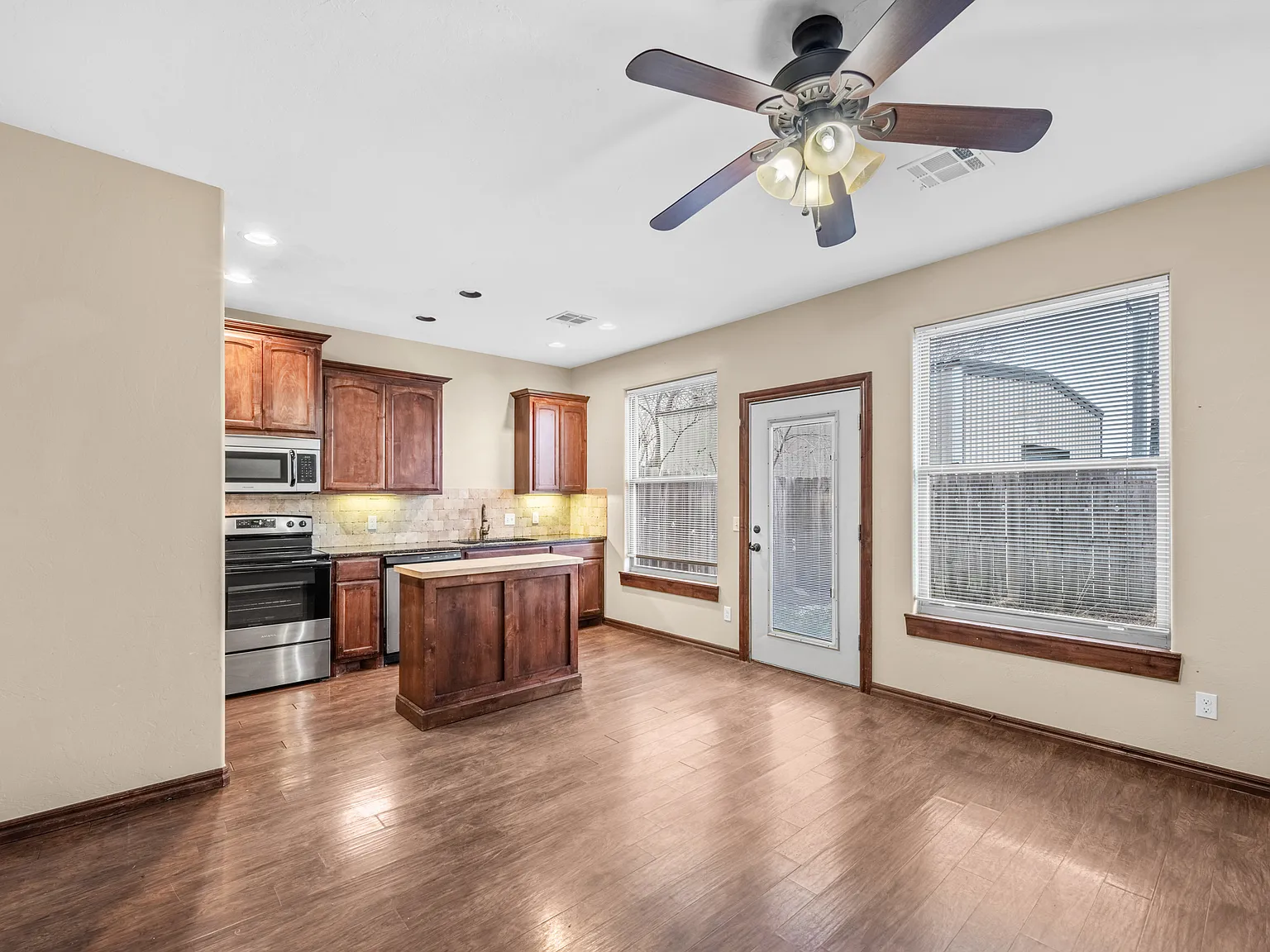 2 bed, 2.5 bath, 1200 sqft, $1,225 — Photo 2