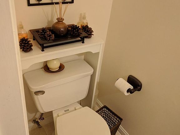 Half bathroom (2/2)