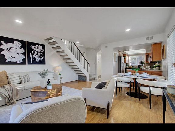 5th image of 366 Lynn Ave
