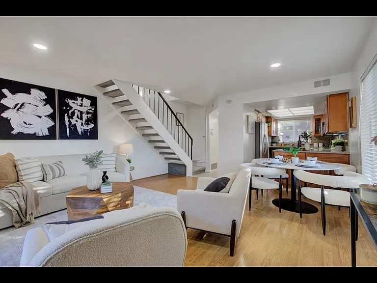 366 Lynn Ave — Photo 3