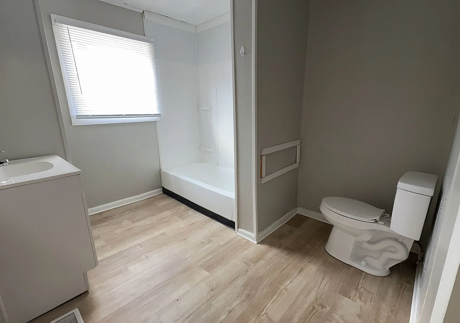1521 & 1521 1/2 E Kirby Ave (AARC Management, LLC) — Photo 1